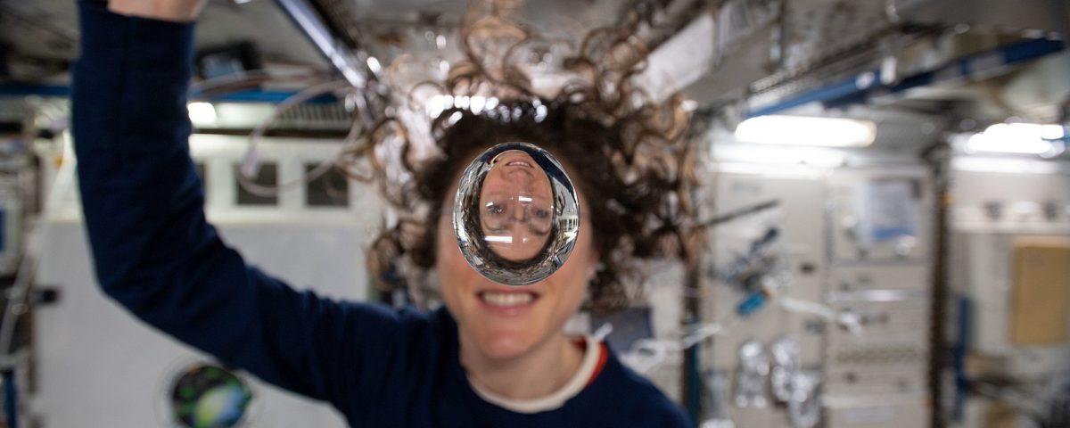 L'astronaute Christina Koch derrière une bulle d'eau flottante à bord de l'ISS