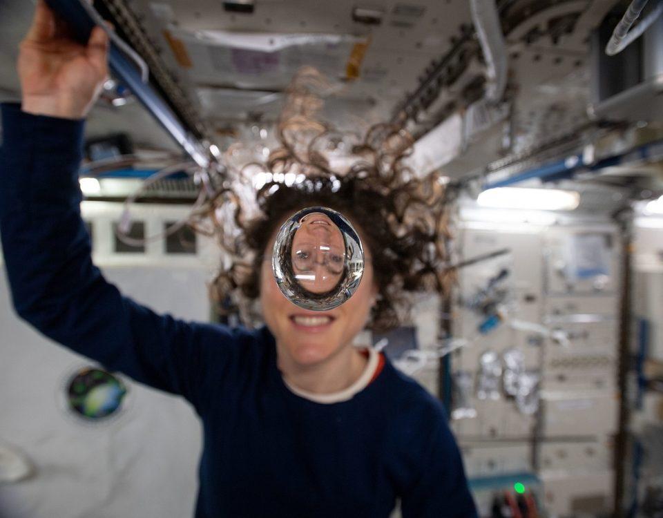 L'astronaute Christina Koch derrière une bulle d'eau flottante à bord de l'ISS