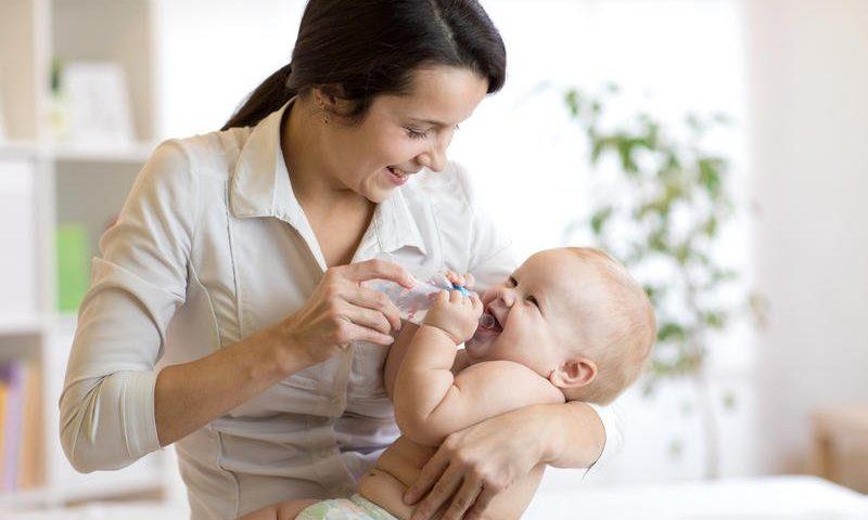 Mère donnant un biberon d'eau à son bébé