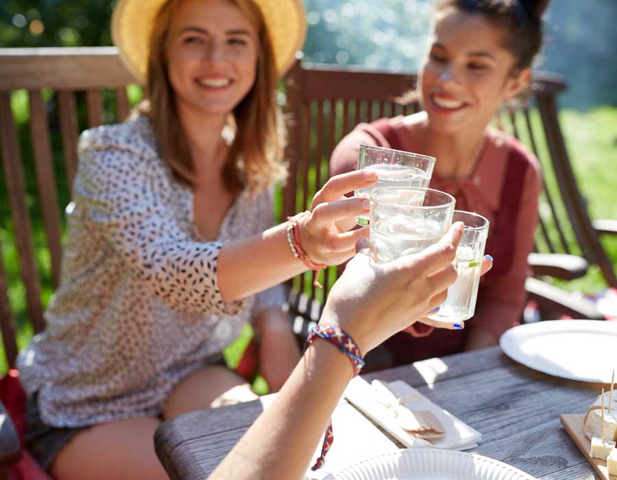 Femmes trinquant à l'eau