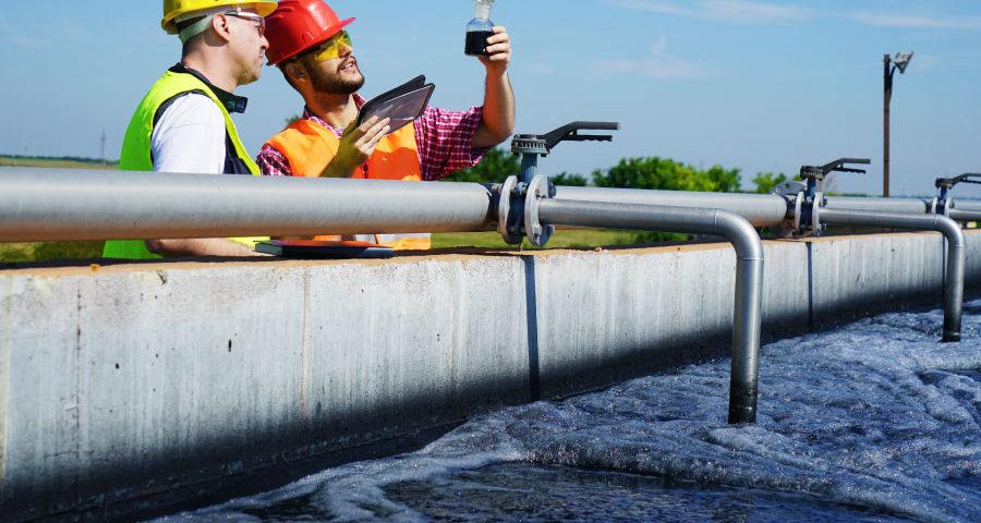 Deux contrôleurs vérifiant la qualité de l'eau