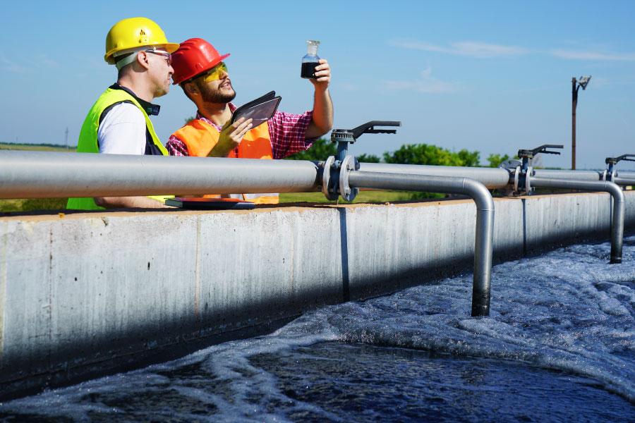 Deux contrôleurs vérifiant la qualité de l'eau