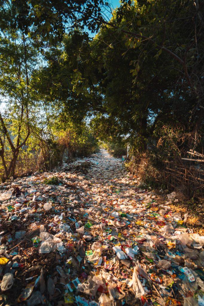 Cours d'eau recouvert de déchets plastiques